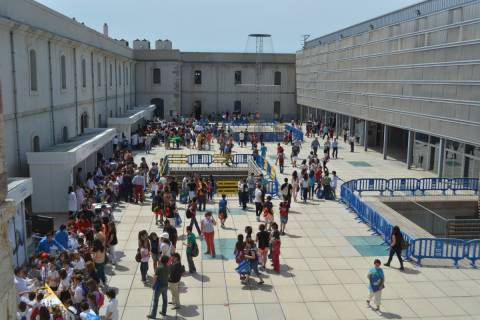 Asistentes a una feria científica en la Escuela de Telecomunicación.